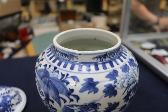 A 19th century Chinese blue and white vase and cover, decorated with dragons height 20cm